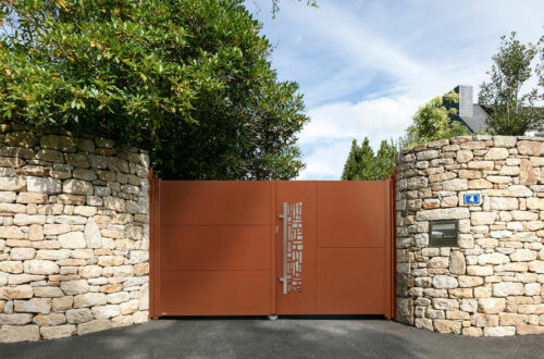 bridenne_fermetures_collection_architecte_aluminium_architecte_portail_battant_plein_lug_decor_mars_rouille_menhir_barre_tirage_inox