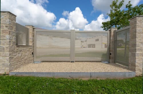 bridenne_fermetures_collection_cosy_bitik_aluminium_contemporain_portail_battant_portillon_cloture_gris_silex_7032