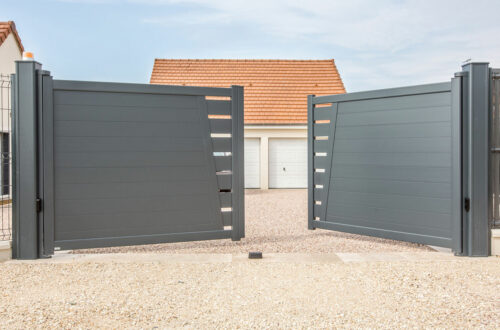 bridenne_fermetures_collection_cosy_guel_aluminium_contemporain_portail_battant_semi_plein_7016_ouvert