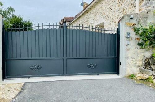 bridenne_fermetures_collection_tradition_aluminium_portail_coulissant_plein_goutte_rosace_gris_anthracite_7016